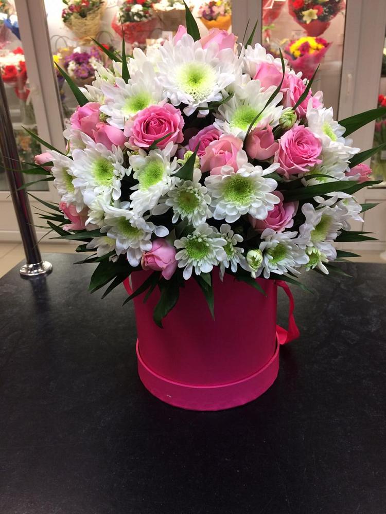 Цветочная композиция из Розы и Хризантемы в шляпной коробке в Першино