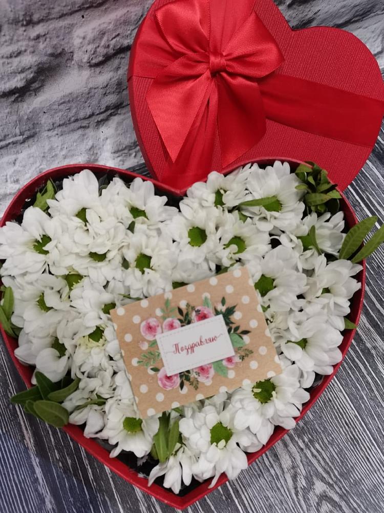 Цветочная композиция из Хризантемы в виде сердца в Першино