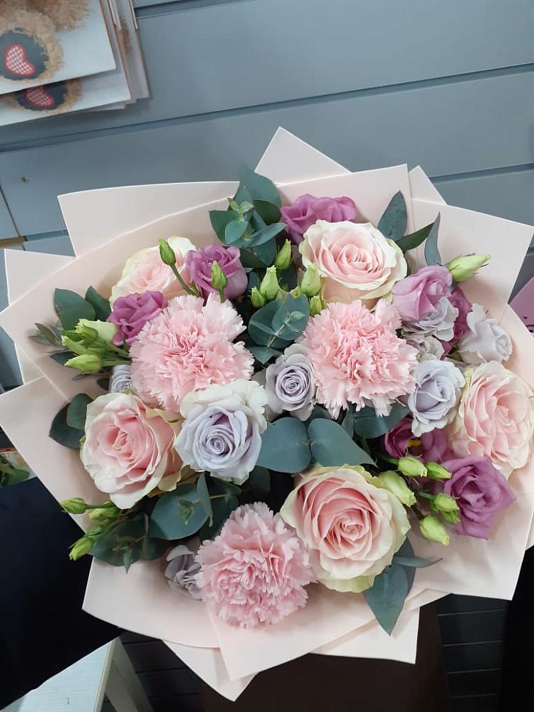 Букет цветов из: Розы, Гвоздики и Лизиантусы в Першино